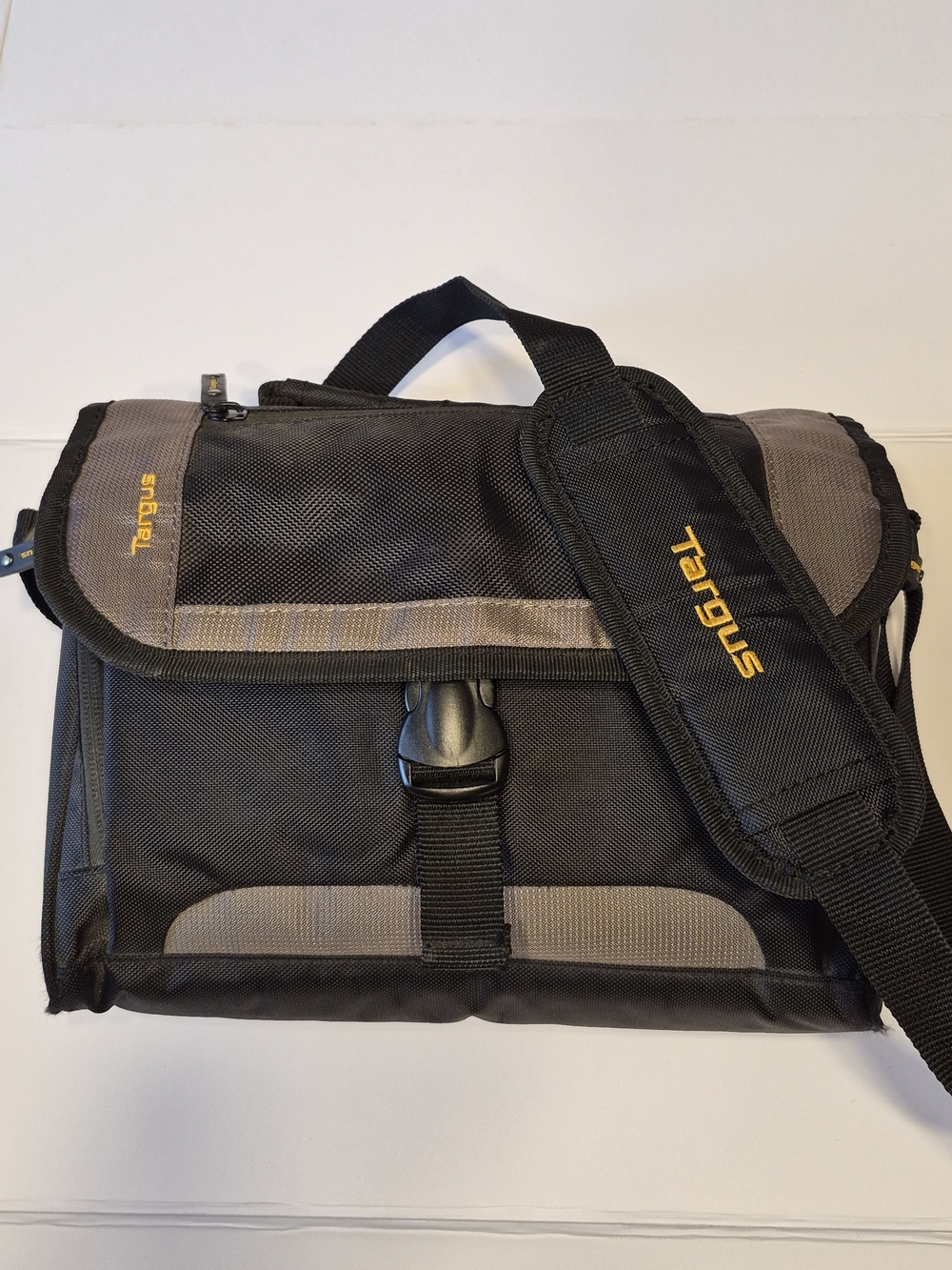 Targus Men’s Black and Gray Messenger Crossbody Bag with Padded Shoulder Strap